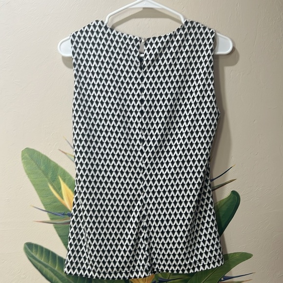 (2) Calvin Klein Sleeveless Blouses Woman Size Small White and Black abstract - Picture 6 of 8